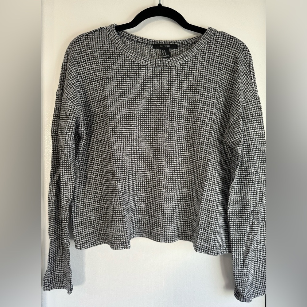 Forever 21 Knitted Gray and White Long Sleeve Sweater Size Medium